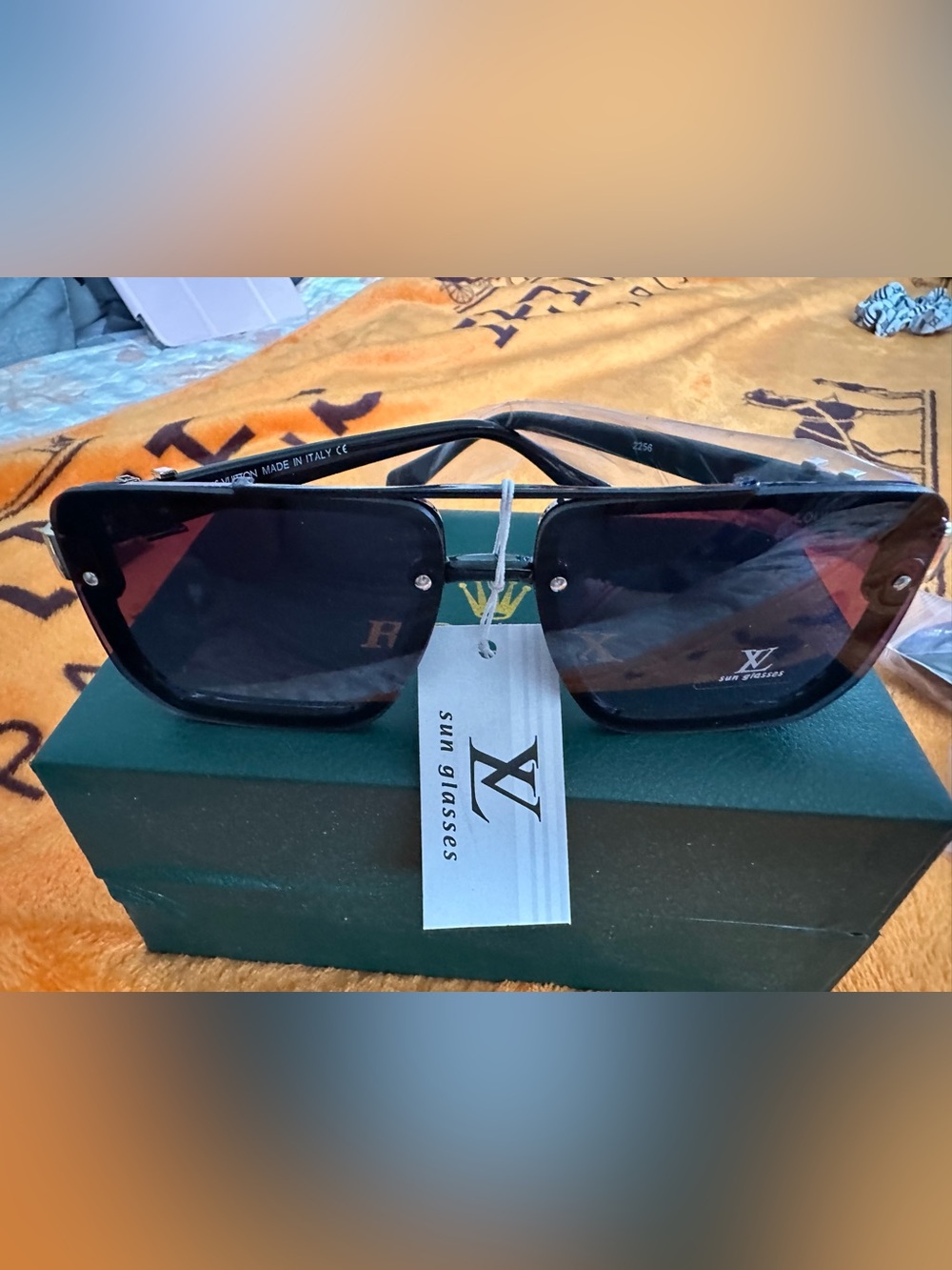 Square Black Frame Sunglasses with Gradient Pink Lenses. Desing